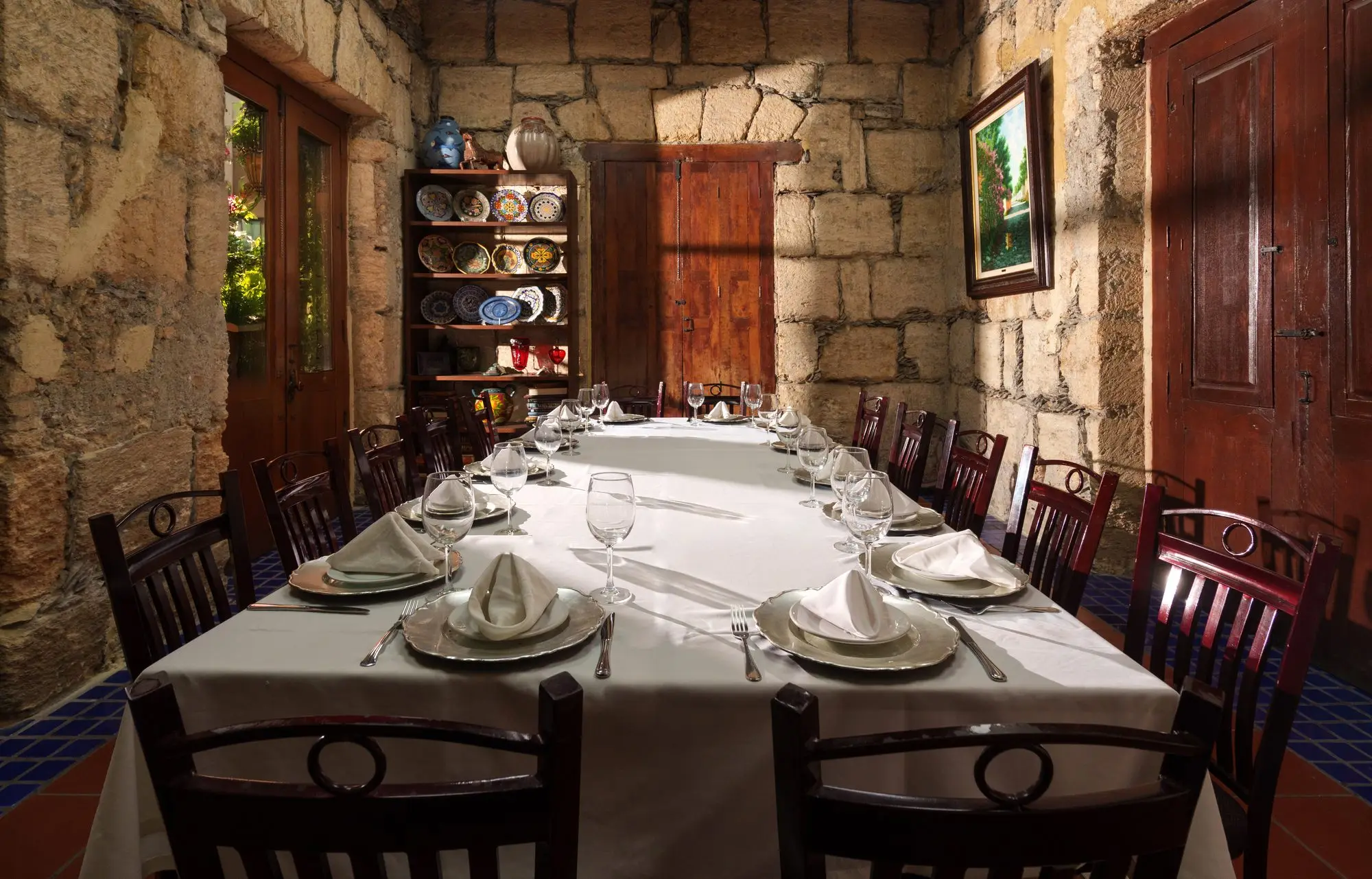 El Salón del Jefe montado como comedor privado, con su mesa larga y los muros de sillar