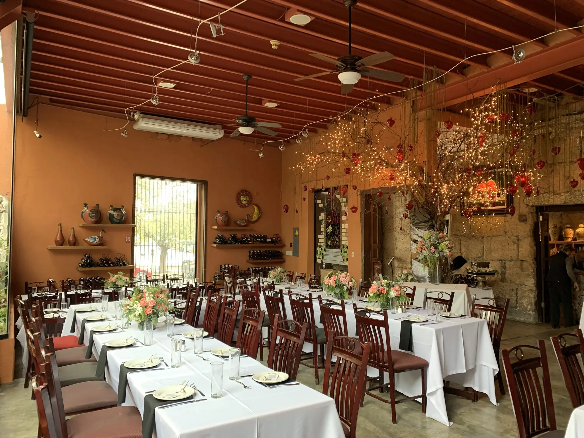 El Comedor Principal montado en mesas largas, bajo las luces cálidas