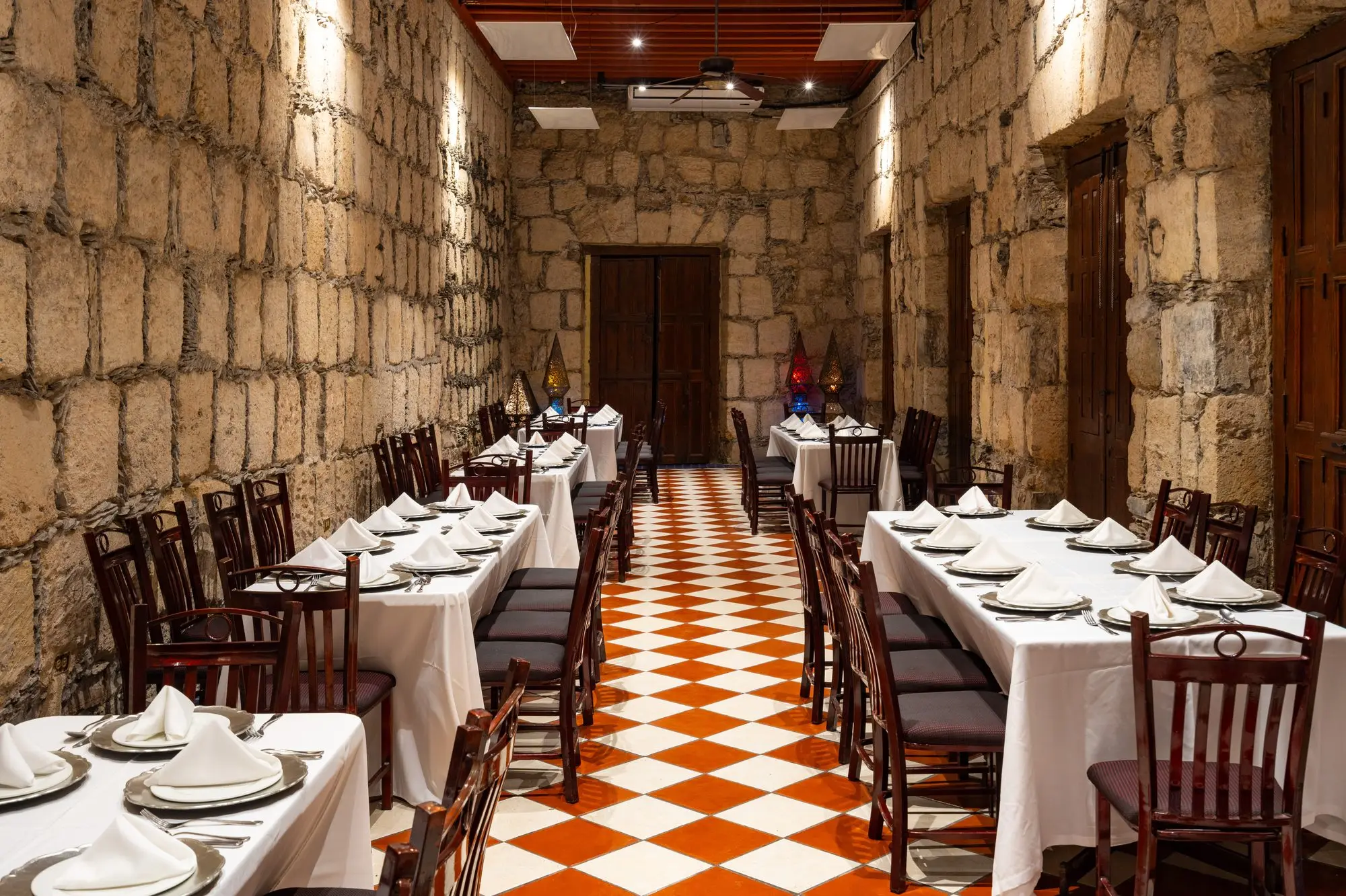 El Salón Romancera con dos mesas largas montadas sobre el piso de ajedrez