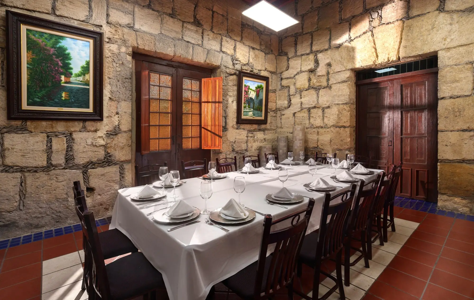 El comedor privado del Salón del Jefe visto desde la entrada, con el cuadro y las ventanas