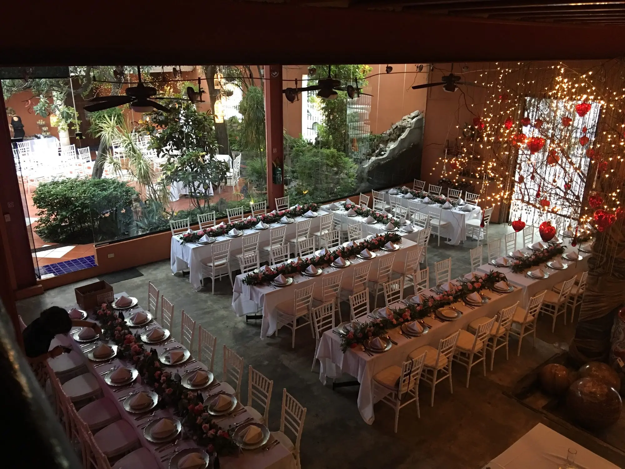 Una mesa imperial en el Comedor Principal, con sillas Chiavari y el jardín al fondo