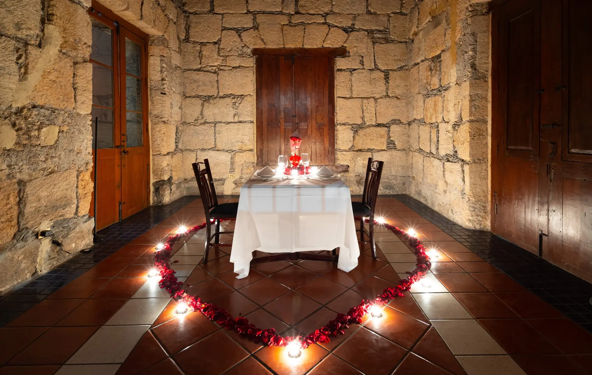 El montaje romántico del Salón del Jefe, con la piedra centenaria al fondo
