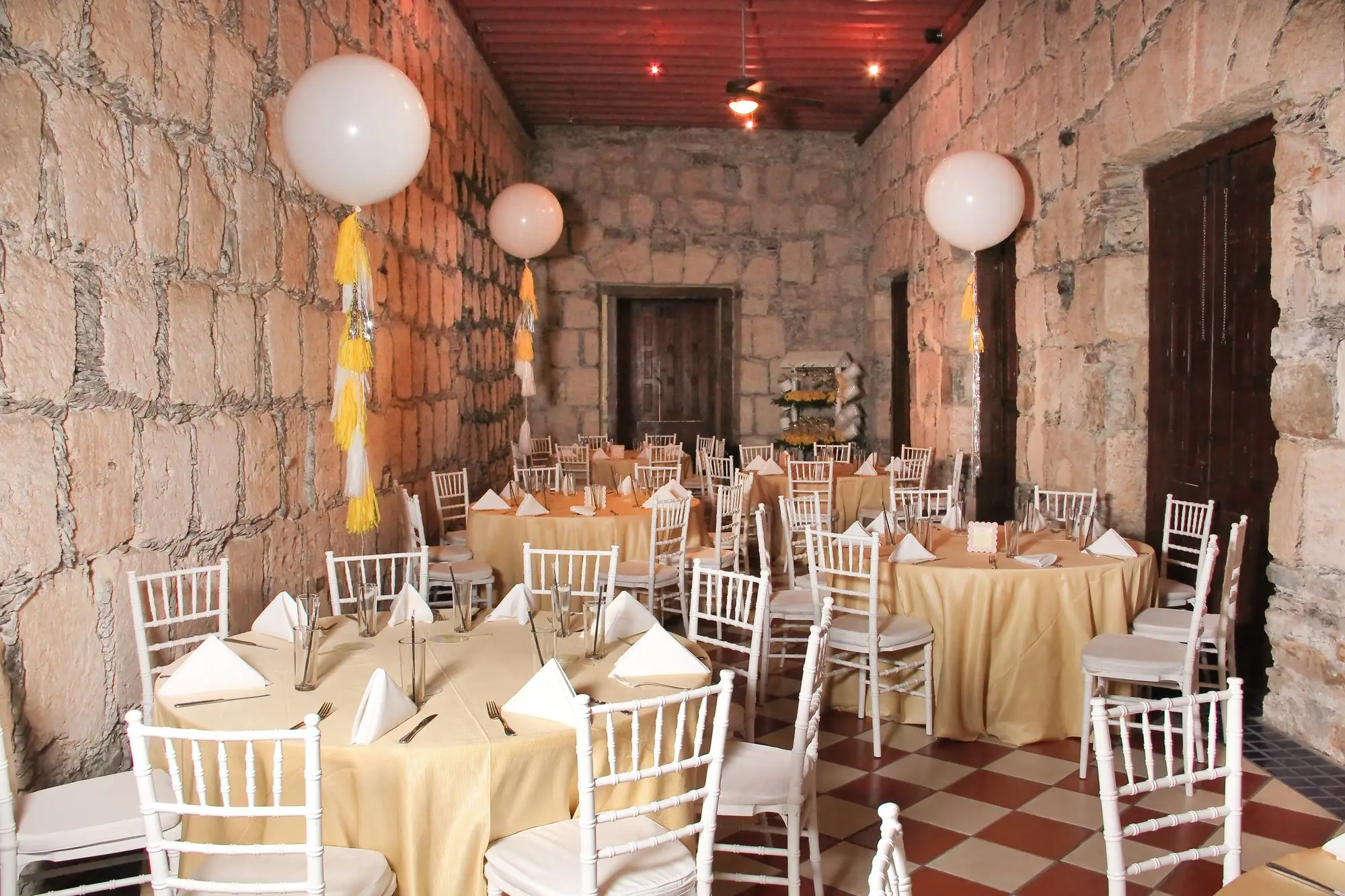 El Romancera montado para una celebración, con globos sobre las mesas redondas