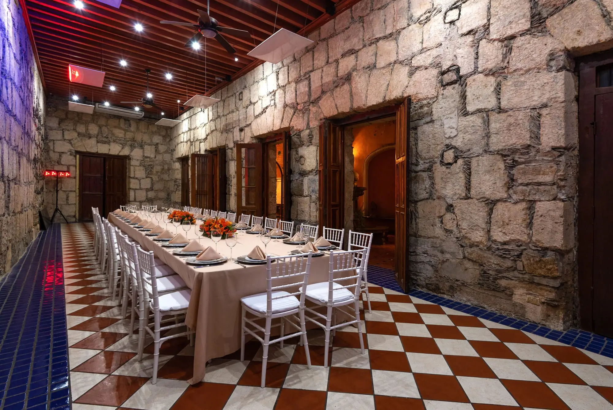 Mesa imperial montada en el Salón Romancera, sobre el piso de ajedrez