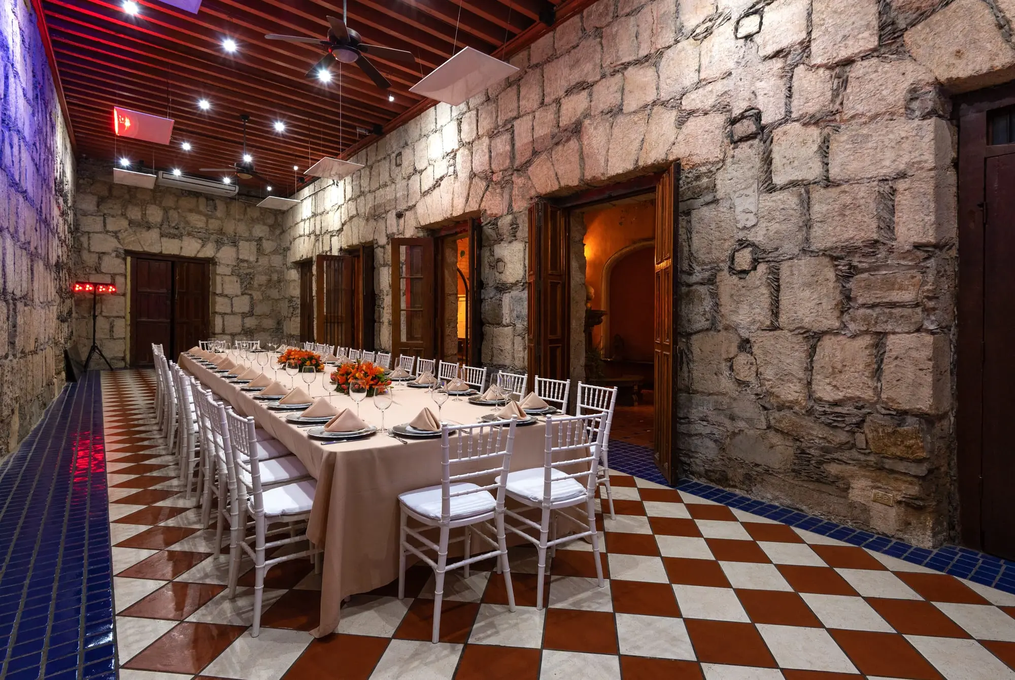 Mesa imperial montada en el Salón Romancera, sobre el piso de ajedrez