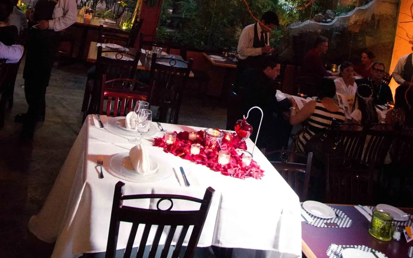 El Comedor bajo las luces colgantes, en plena velada