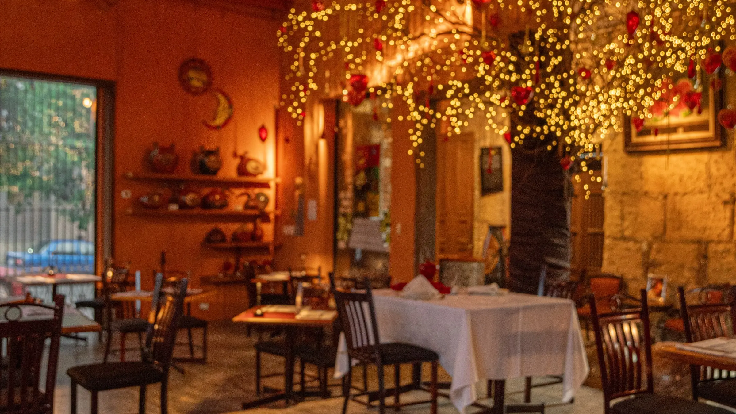 La mesa para dos en el Comedor Principal, bajo el árbol de luces con corazones