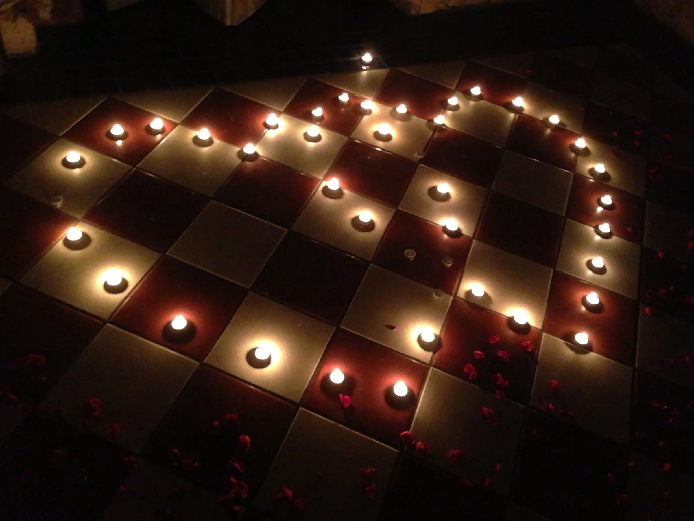 El corazón de velitas en el piso de ajedrez, el detalle que distingue este montaje