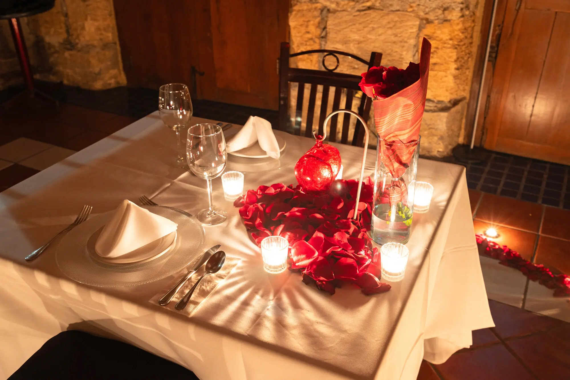 El centro de mesa: rosas y el corazón de cristal