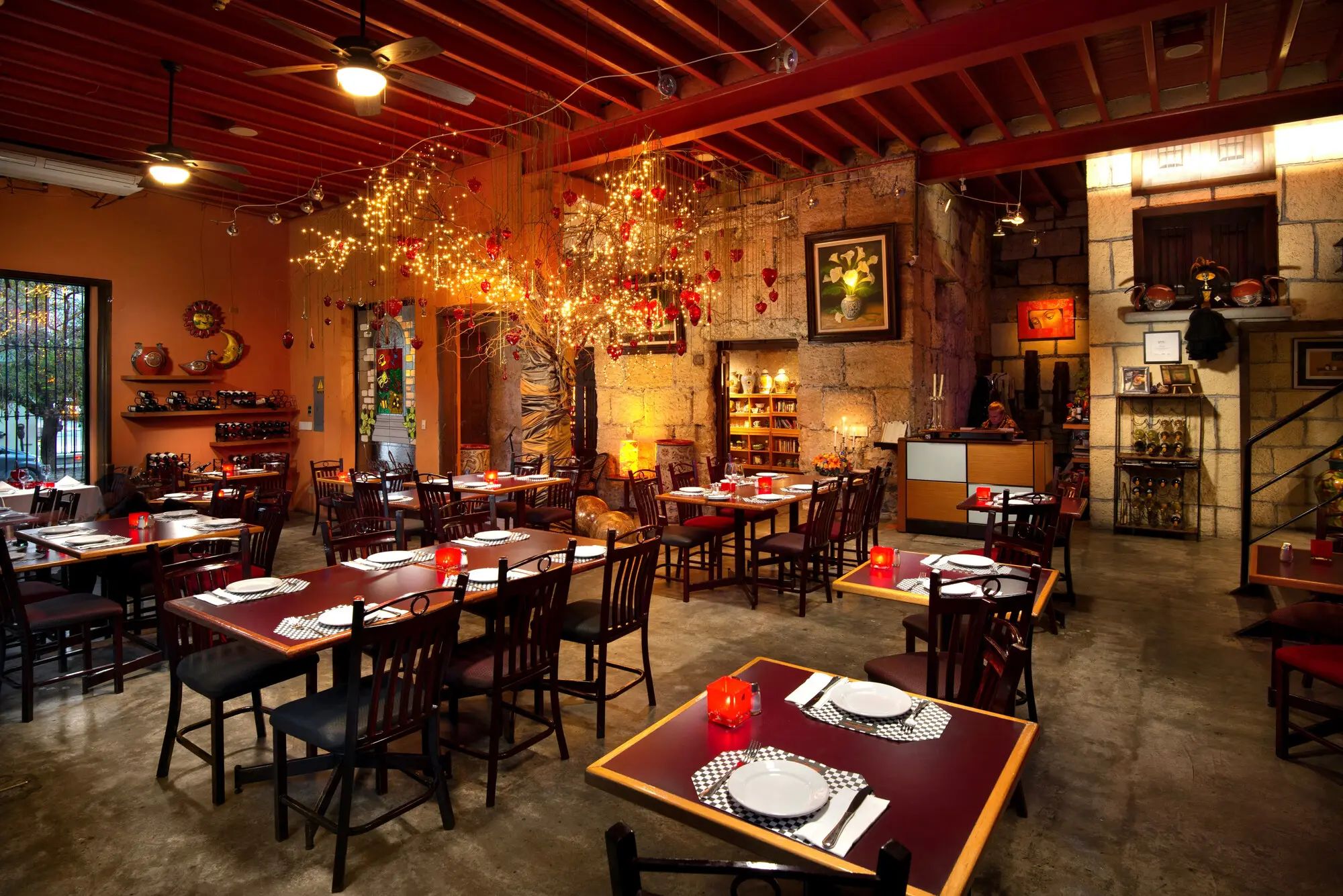 El Comedor Principal montado, con sus luces cálidas colgantes