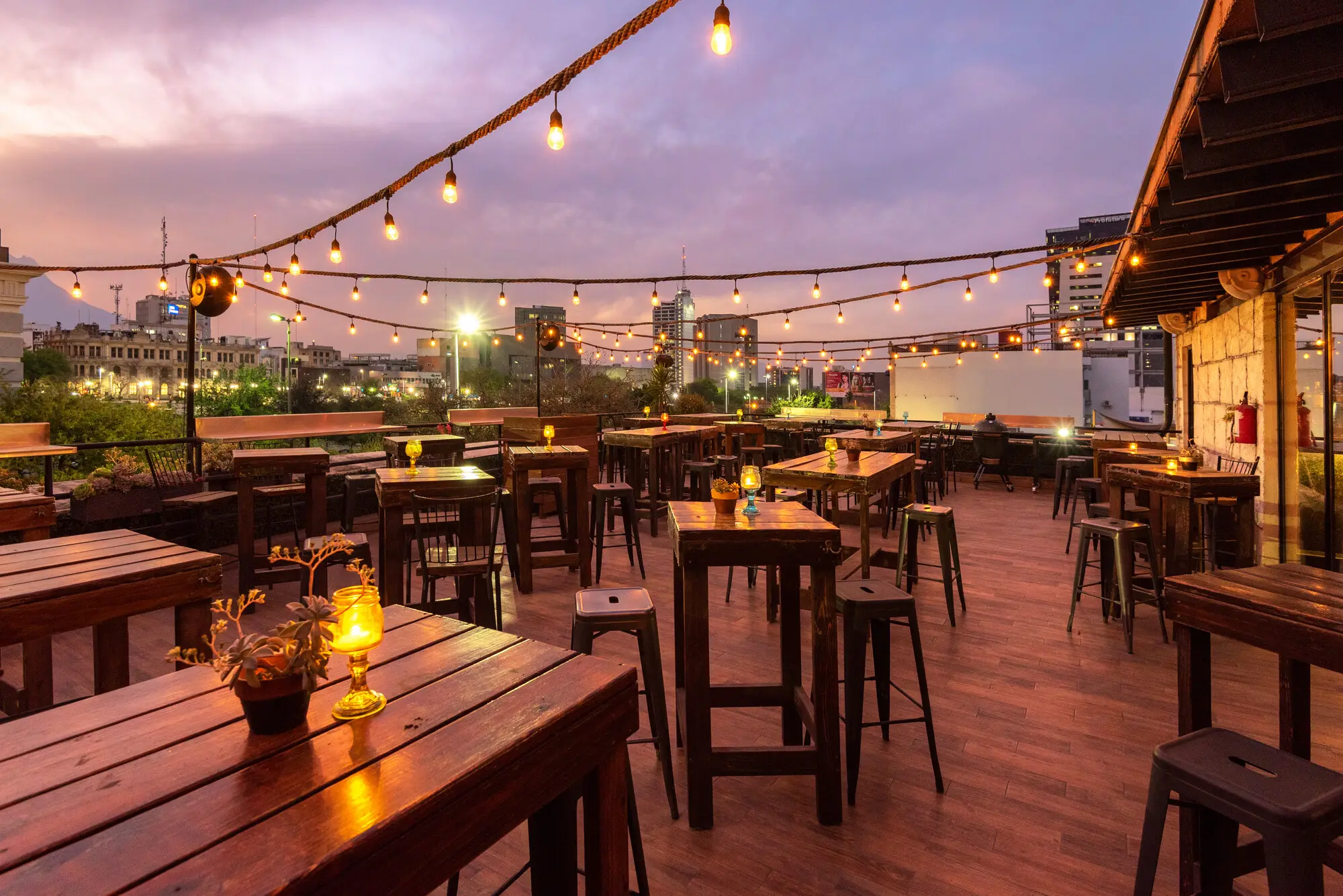 Terraza Coss montada al atardecer, con vista a la ciudad